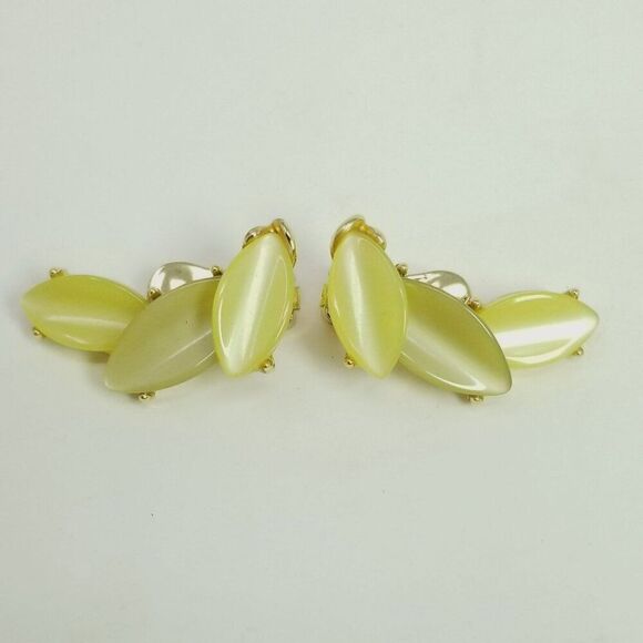 Vintage Kramer Yellow Leaf Shape Clip On Earrings, Moonglow Lucite, Signed - Picture 2 of 6